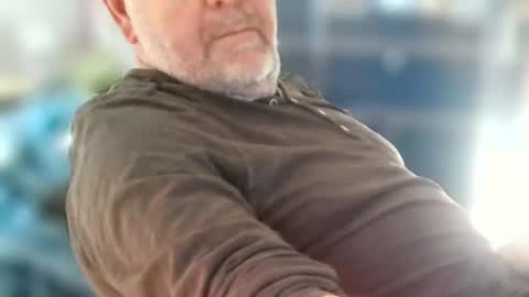 Snapshot of 12monkeyatleast chatting on 11-08-25, 01:11 Chris online show from 11-08-25, 01:11