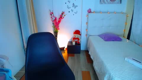 Snapshot of 19vanee chatting on 02-13-25, 03:35 stef read my description online show from 02-13-25, 03:35