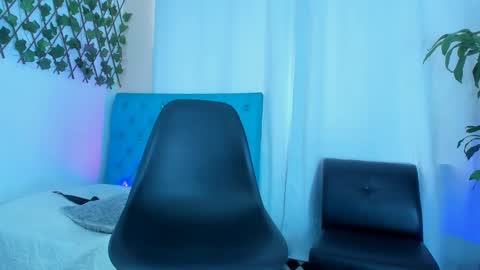 Snapshot of 19vanee chatting on 02-23-25, 04:46 stef read my description online show from 02-23-25, 04:46