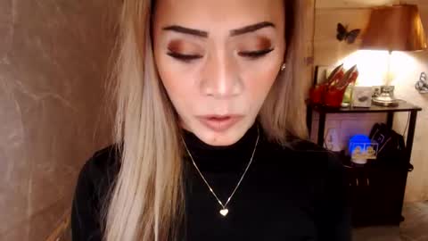 Snapshot of 1bigsurprise4you chatting on 11-11-25, 05:35 angel online show from 11-11-25, 05:35