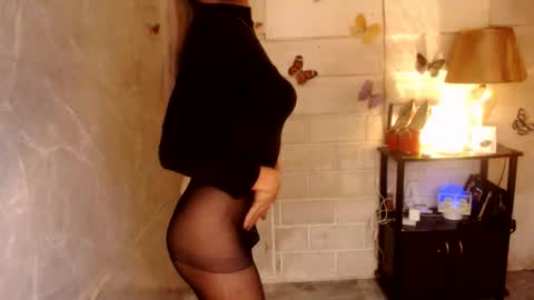 Snapshot of 1bigsurprise4you chatting on 11-24-25, 08:19 angel online show from 11-24-25, 08:19