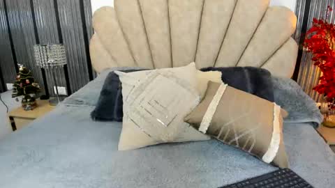 Snapshot of 1naughty_milf chatting on 12-18-25, 11:27 Luisa online show from 12-18-25, 11:27