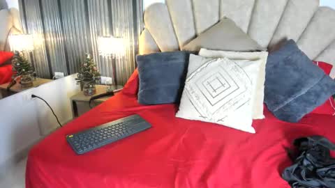 Snapshot of 1naughty_milf chatting on 12-20-25, 07:10 Luisa online show from 12-20-25, 07:10