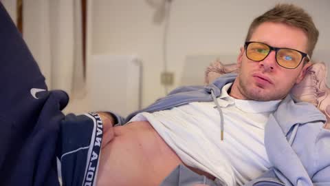 Snapshot of 2017ssseeexxx chatting on 12-09-24, 02:39 Romano online show from 12-09-24, 02:39