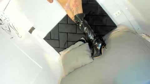 Snapshot of 2damnh0t_slut chatting on 02-17-26, 06:36 haduki online show from 02-17-26, 06:36