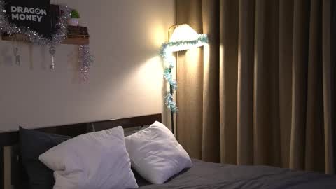 Snapshot of 2girls_1dream chatting on 12-17-25, 06:41 Elley online show from 12-17-25, 06:41