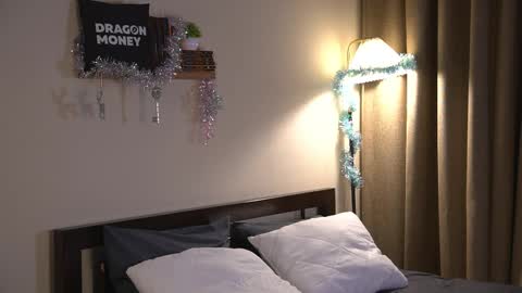 Snapshot of 2girls_1dream chatting on 12-19-25, 06:42 Elley online show from 12-19-25, 06:42