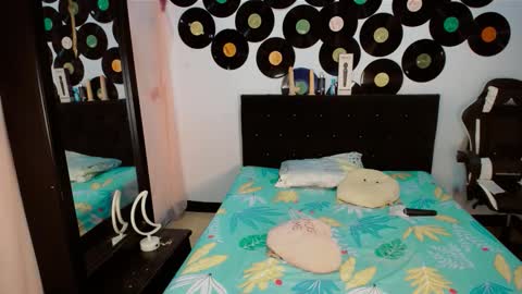 Snapshot of 2girls__dream chatting on 02-18-26, 08:43 samantha sharon online show from 02-18-26, 08:43