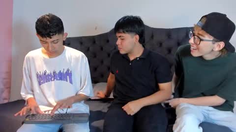 Guy 1  Guy 2  Guy 3. online show from 11-08-25, 07:23