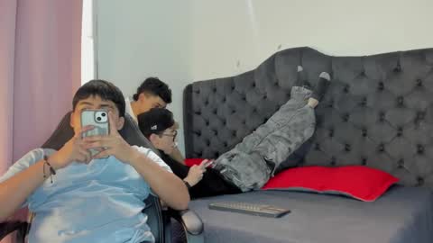 Guy 1  Guy 2  Guy 3. online show from 11-15-25, 07:21