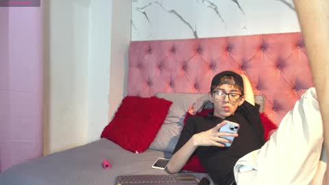 Guy 1  Guy 2  Guy 3. online show from 12-20-25, 08:05