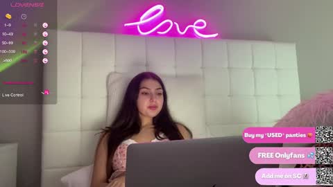Snapshot of 3hole chatting on 02-26-25, 08:22 Venus Raee online show from 02-26-25, 08:22