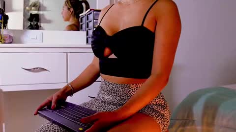 independent model online show from 02-11-25, 10:04