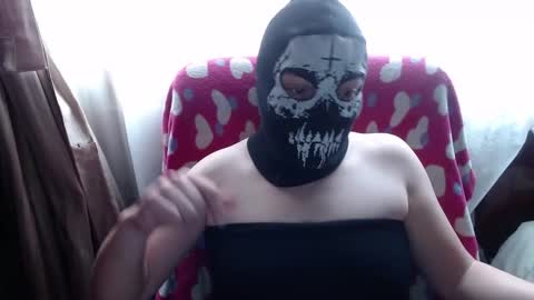 Snapshot of 666maskgirl chatting on 10-27-25, 05:28 SHANNON online show from 10-27-25, 05:28