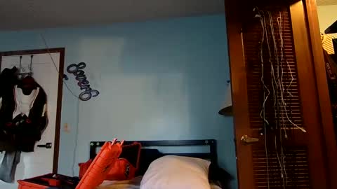 Snapshot of 9_25 chatting on 02-15-25, 09:37 8over6 online show from 02-15-25, 09:37