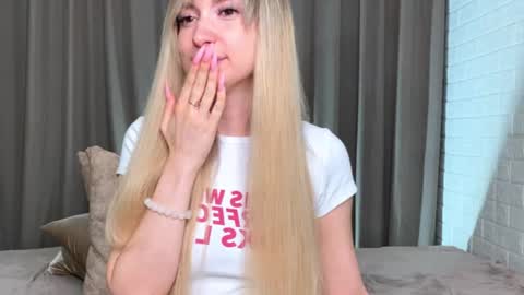 Snapshot of _crystal_moon_1 chatting on 10-21-25, 08:20 _crystal_moon_1 online show from 10-21-25, 08:20