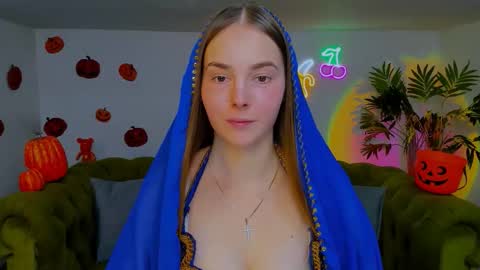 Snapshot of _cuddle_bug_ chatting on 10-31-25, 07:59 Erika online show from 10-31-25, 07:59