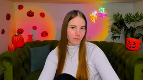 Snapshot of _cuddle_bug_ chatting on 11-12-25, 02:06 Erika online show from 11-12-25, 02:06