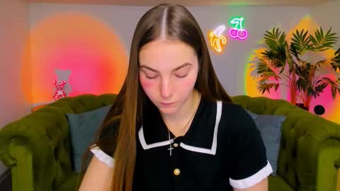 Snapshot of _cuddle_bug_ chatting on 11-18-25, 01:15 Erika online show from 11-18-25, 01:15