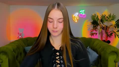 Snapshot of _cuddle_bug_ chatting on 11-21-25, 01:21 Erika online show from 11-21-25, 01:21