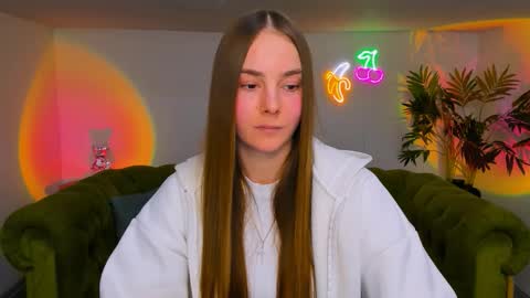 Snapshot of _cuddle_bug_ chatting on 12-04-25, 08:17 Erika online show from 12-04-25, 08:17