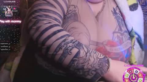 Snapshot of _ellybelly_ chatting on 10-04-25, 10:02 LIsa online show from 10-04-25, 10:02