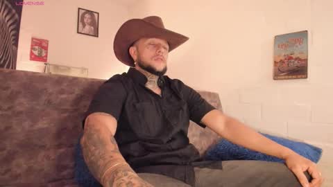 Snapshot of _emilio_escobar chatting on 11-04-25, 10:14 Emilio online show from 11-04-25, 10:14