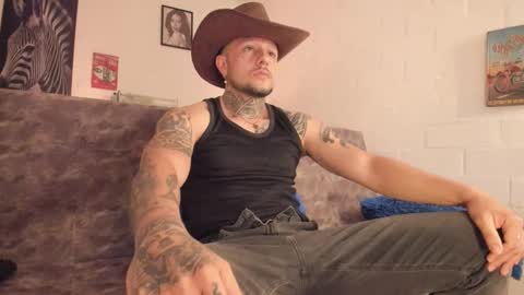 Snapshot of _emilio_escobar chatting on 11-12-25, 10:15 Emilio online show from 11-12-25, 10:15