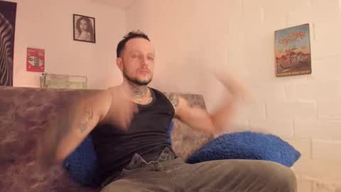 Snapshot of _emilio_escobar chatting on 11-19-25, 09:31 Emilio online show from 11-19-25, 09:31