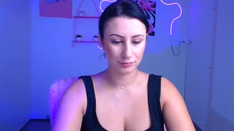 Snapshot of _emma_lay chatting on 11-12-25, 01:11 Emma online show from 11-12-25, 01:11