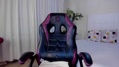 Emma  online show from 11-24-25, 07:57