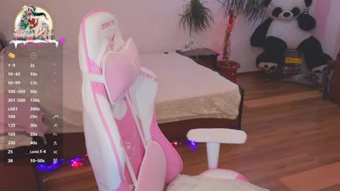 Evie online show from 12-22-24, 05:34