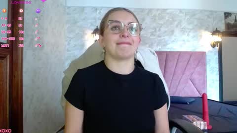 Snapshot of _isaabellaa chatting on 10-16-25, 03:35 Isa online show from 10-16-25, 03:35