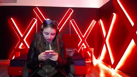 Snapshot of _isaabellaa chatting on 11-16-25, 11:27 Isa online show from 11-16-25, 11:27