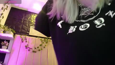 Mia online show from 01-11-25, 02:15