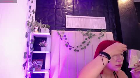 Mia online show from 01-20-25, 01:00