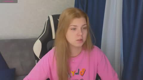 Snapshot of _kirieshka chatting on 10-12-25, 01:21 Molly Emily online show from 10-12-25, 01:21