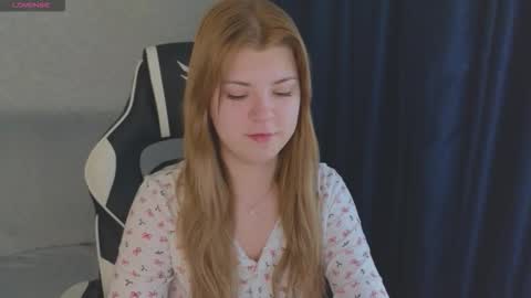 Snapshot of _kirieshka chatting on 10-15-25, 04:34 Molly Emily online show from 10-15-25, 04:34