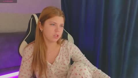 Snapshot of _kirieshka chatting on 10-19-25, 09:32 Molly Emily online show from 10-19-25, 09:32