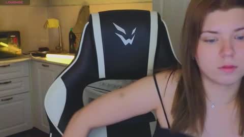 Snapshot of _kirieshka chatting on 11-18-25, 07:46 Molly Emily online show from 11-18-25, 07:46