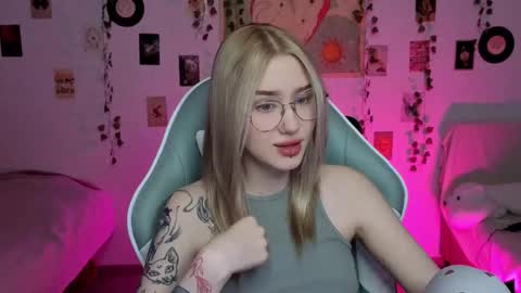 Snapshot of _kitekat_ chatting on 11-13-25, 12:37 _kitekat_ online show from 11-13-25, 12:37