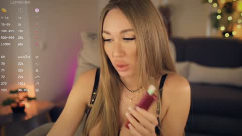 Snapshot of _lovly chatting on 10-27-25, 12:20 Melanie online show from 10-27-25, 12:20