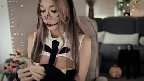 Snapshot of _lovly chatting on 10-31-25, 10:49 Melanie online show from 10-31-25, 10:49