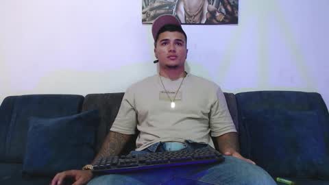 Snapshot of _luxury_23 chatting on 09-20-25, 04:35 STIVEN online show from 09-20-25, 04:35