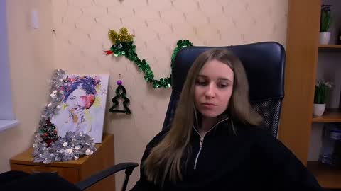 Snapshot of _nicole_new chatting on 12-24-24, 12:44 Nica online show from 12-24-24, 12:44