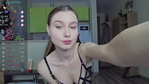 Snapshot of _pinkypie__ chatting on 01-07-25, 10:43 Lili online show from 01-07-25, 10:43