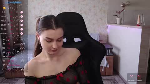 Snapshot of _pinkypie__ chatting on 03-10-25, 10:37 Lili online show from 03-10-25, 10:37