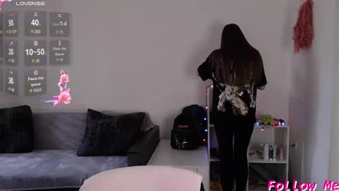 Snapshot of _pinkypie__ chatting on 10-15-25, 09:42 Lili online show from 10-15-25, 09:42