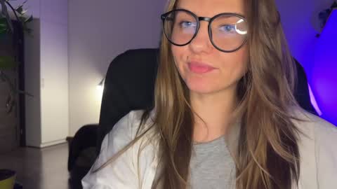 Snapshot of _private_person_ chatting on 12-18-24, 05:21 HADLY today day-off see u online 0112 online show from 12-18-24, 05:21