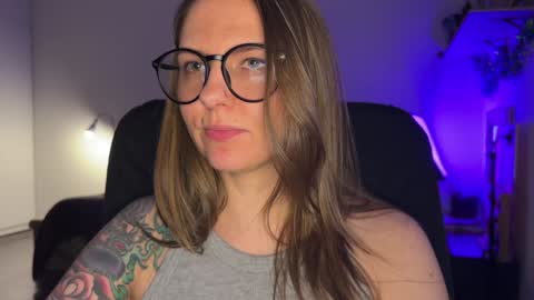 Snapshot of _private_person_ chatting on 12-18-24, 08:25 HADLY today day-off see u online 0112 online show from 12-18-24, 08:25